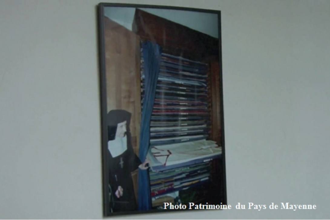 La Visitation de Mayenne - Chasublier de la sacristie intérieure (en fond, photo J.-B. Deguara)