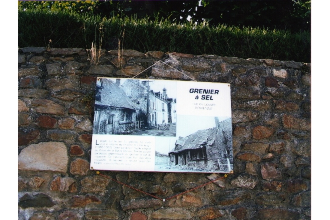 2005, Journées du Patrimoine - une note sur l'ancien grenier à sel, tout proche de la place de Hercé