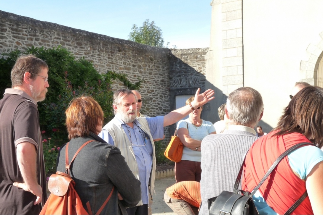 2010, Journées du Patrimoine - Un groupe dans la cour d'entrée du Couvent de la Visitation