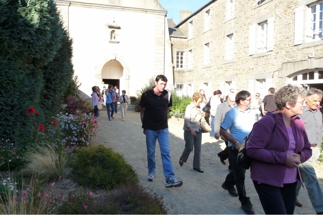 2010, Journées du Patrimoine - Un groupe dans la cour d'entrée du Couvent de la Visitation