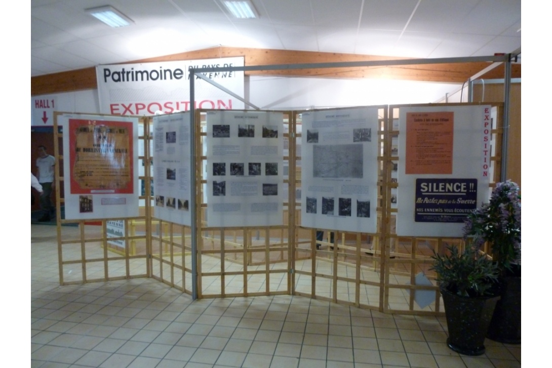 2015, Foire de la Madeleine - Stand du Patrimoine du Pays de Mayenne. Les fleurs de notre "voisin de foire", le marbrier de la rue Pasteur, ont décoré notre stand !