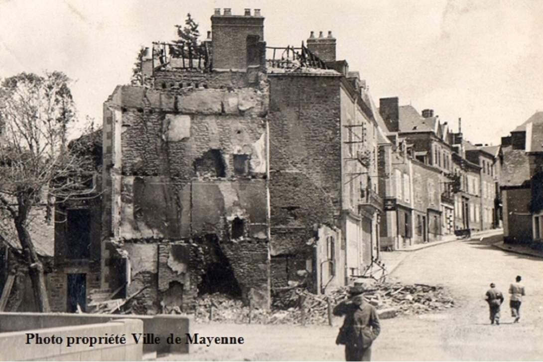 Bombardement de Mayenne - Bas de la rue Saint-Martin, "La Galère"