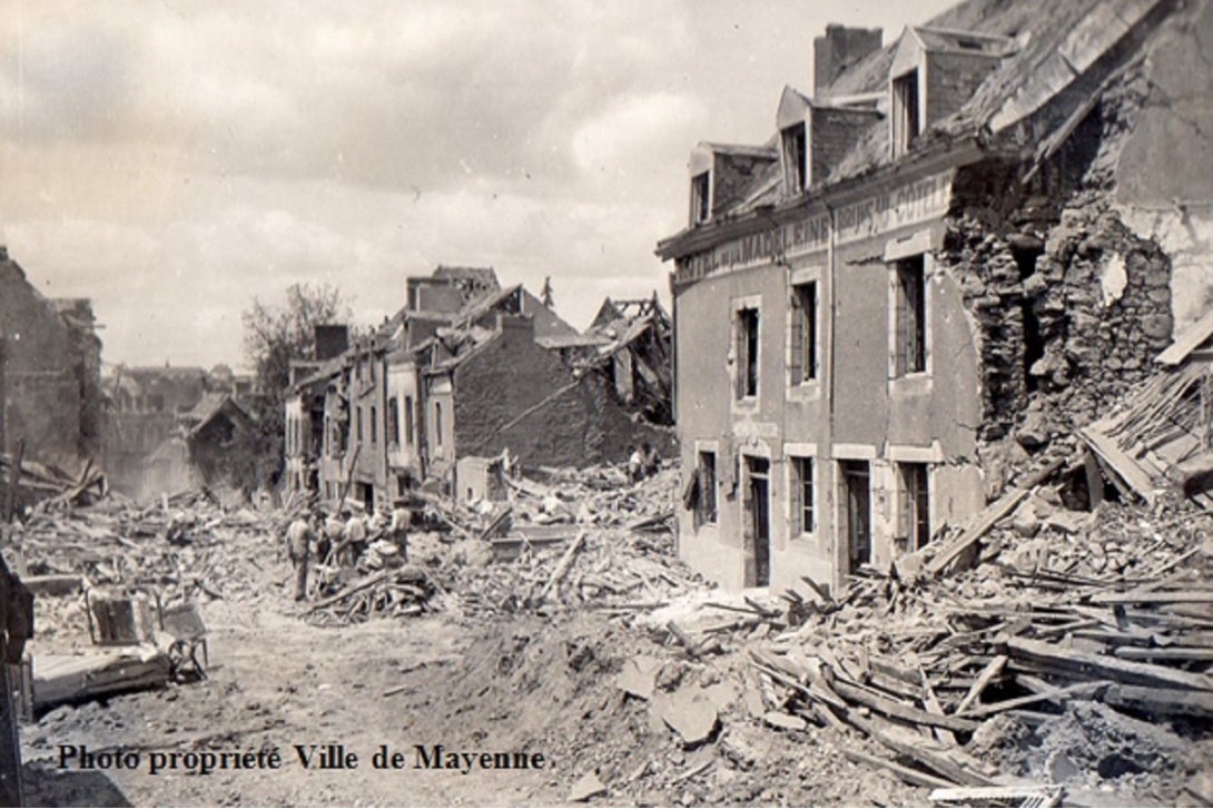 Bombardement de Mayenne - Haut de la rue de la Madeleine