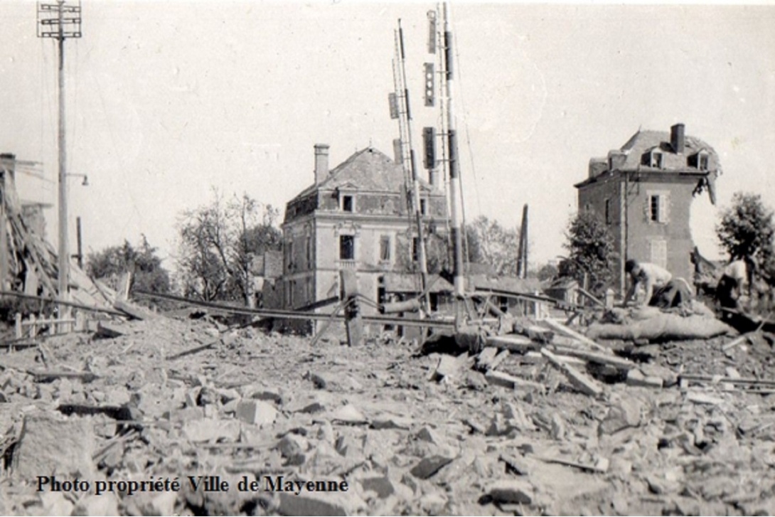 Bombardement de Mayenne - Passage à niveau de la rue de la Madeleine