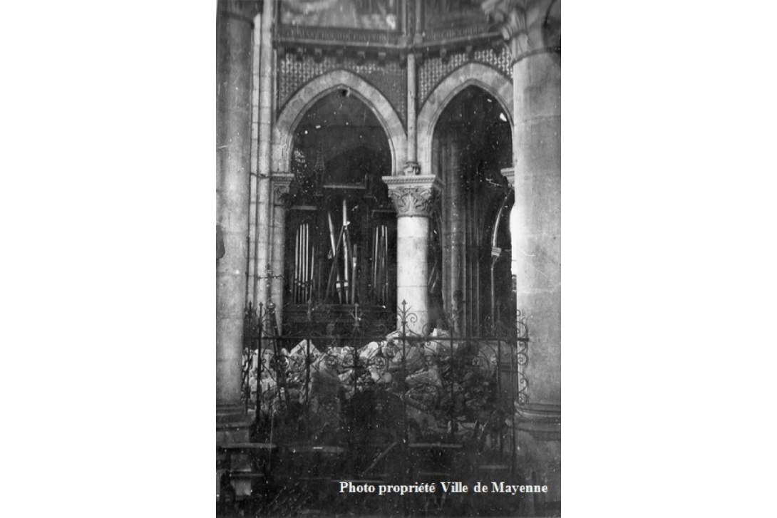 Bombardement de Mayenne - Basilique Notre-Dame, l'orgue de choeur
