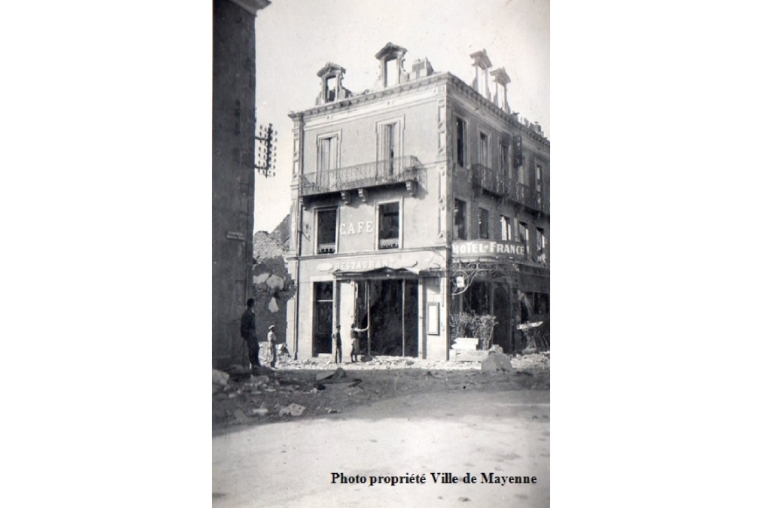Bombardement de Mayenne - Place du 9 juin