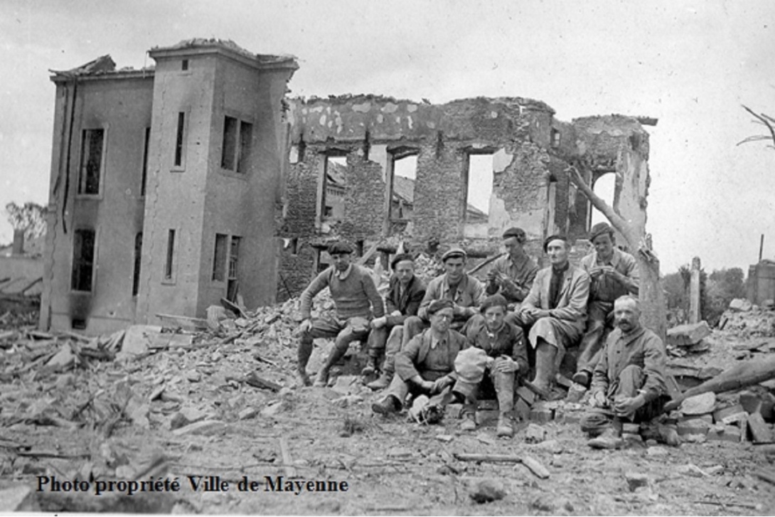 Bombardement de Mayenne - Bâtiment central de l'hôpital et "les gars d'Aron"