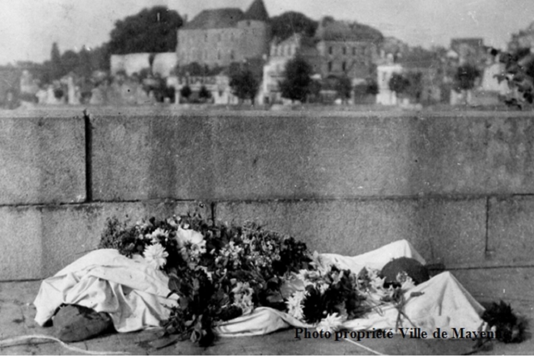 Libération de Mayenne - corps du soldat américain James Mac Racken (identifié le 23 juin 1945)