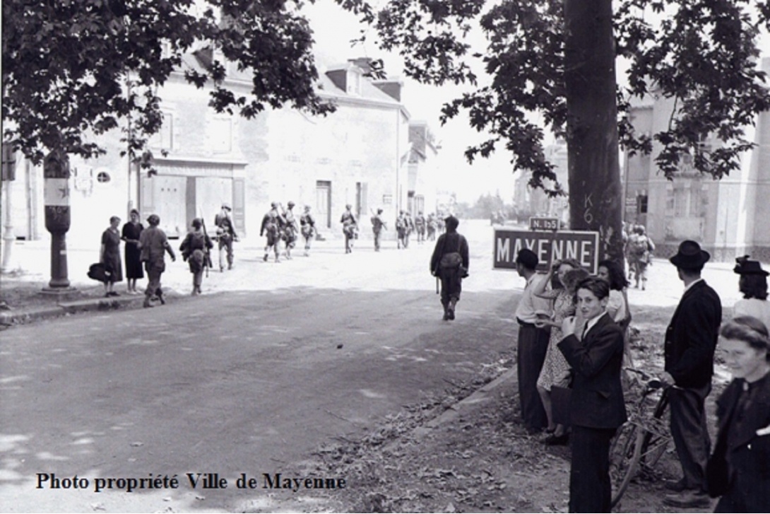 Libération de Mayenne - arrivée des troupes américaines route d'Ernée