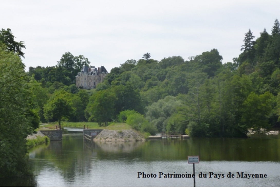 Martigné-sur-Mayenne - Château de Montgiroux et Canal des Communes (2015)