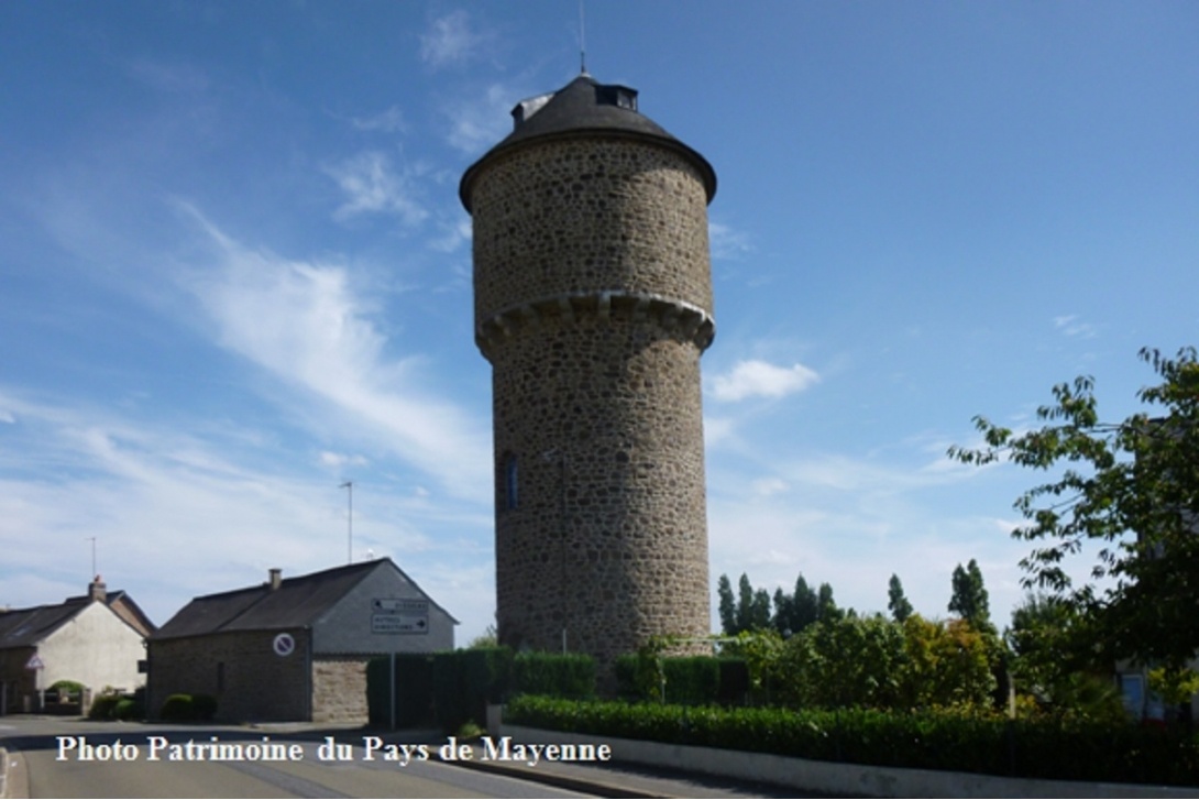 Saint-Georges-Buttavent - Château d'eau en pierre (2015)