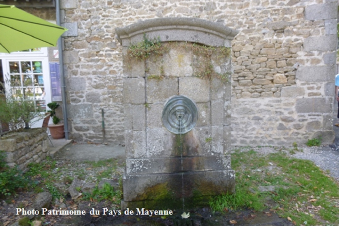 Saint-Georges-Buttavent - Fontaine de Fontaine-Daniel (2015)