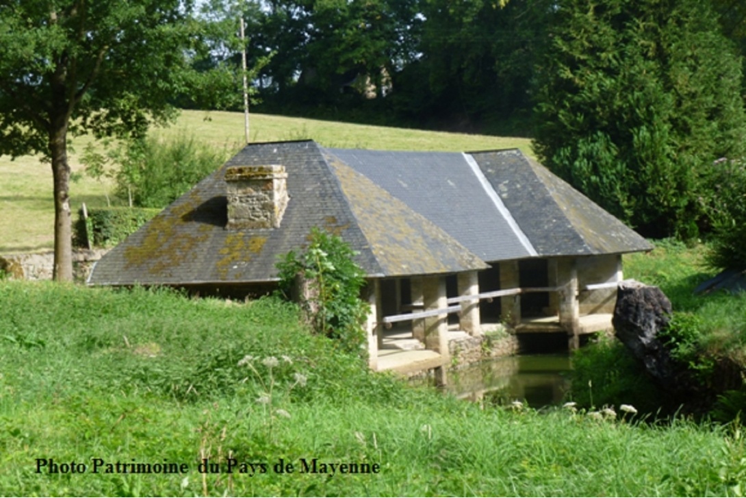 Saint-Georges-Buttavent - Lavoir de Fontaine-Daniel (2015)