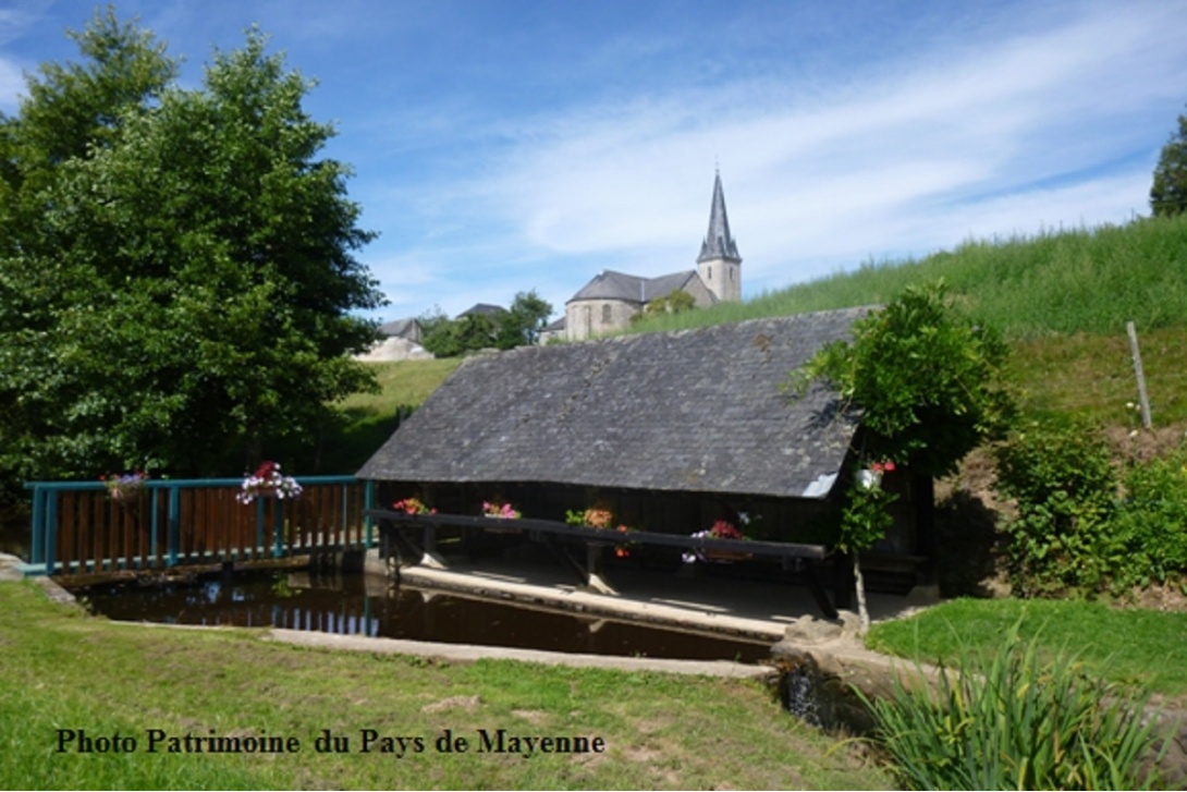 Saint-Georges-Buttavent - Lavoir de la Chapelle-au-Grain (2015)