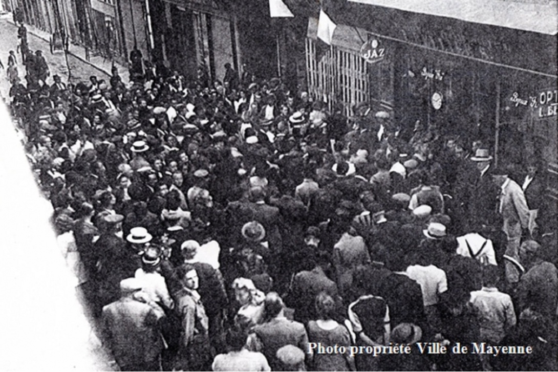 Libération de Mayenne - population en attente des nouvelles du front à la radio (Maison Moreau)