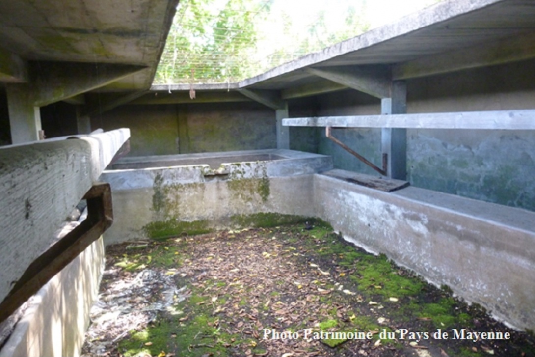 Saint-Germain-d'Anxure - Lavoir municipal, prévu pour lavage debout, deux bacs de lavage (2015)