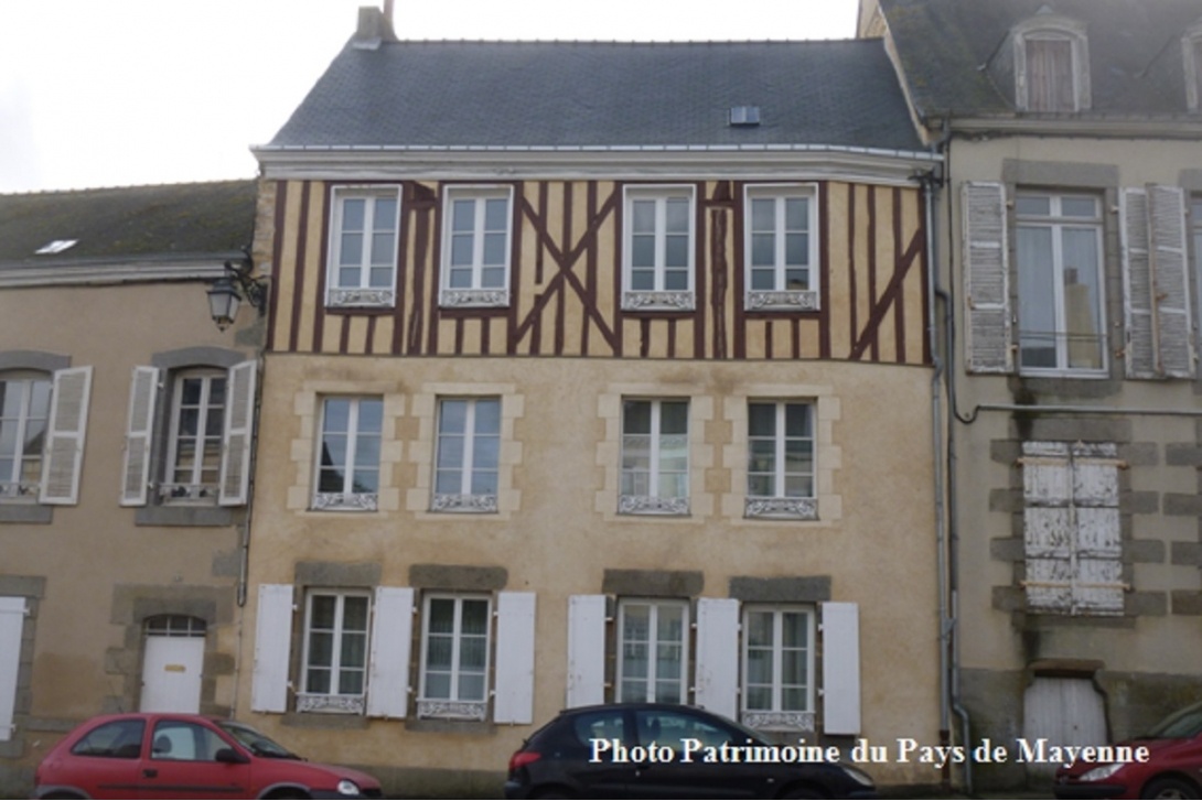 Colombages à Mayenne - place Cheverus