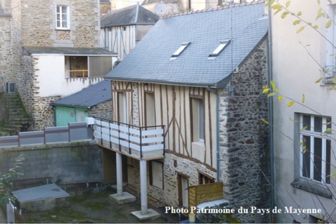 Colombages à Mayenne - rue des Lavanderies (vue du quai de Devizes)