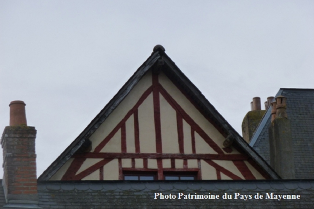 Colombages à Mayenne - place de Hercé