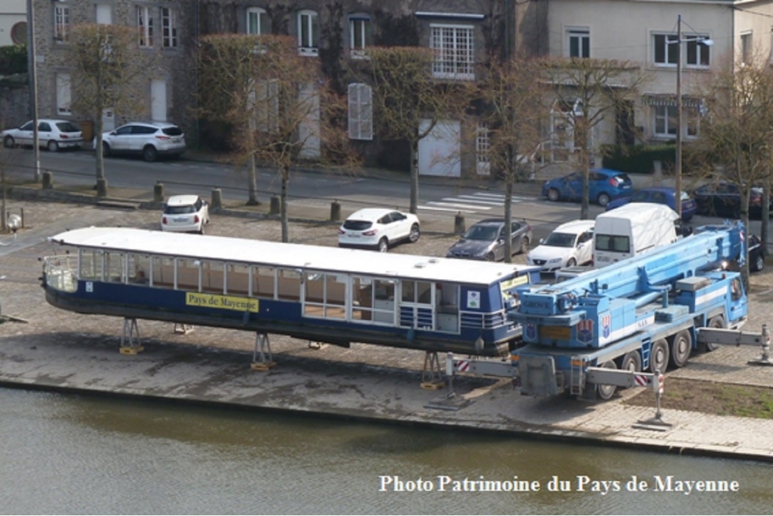 Le Pays de Mayenne sort de son lit - Installation sur la cale de la République