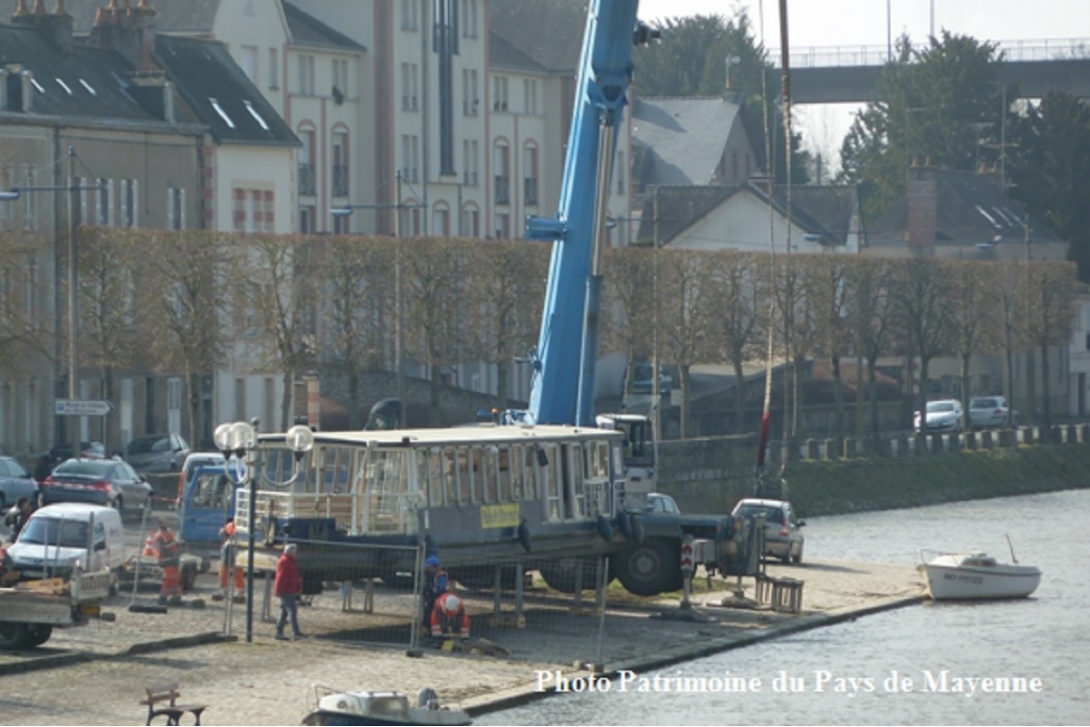 Le Pays de Mayenne sort de son lit - Grutage du bâteau-promenade