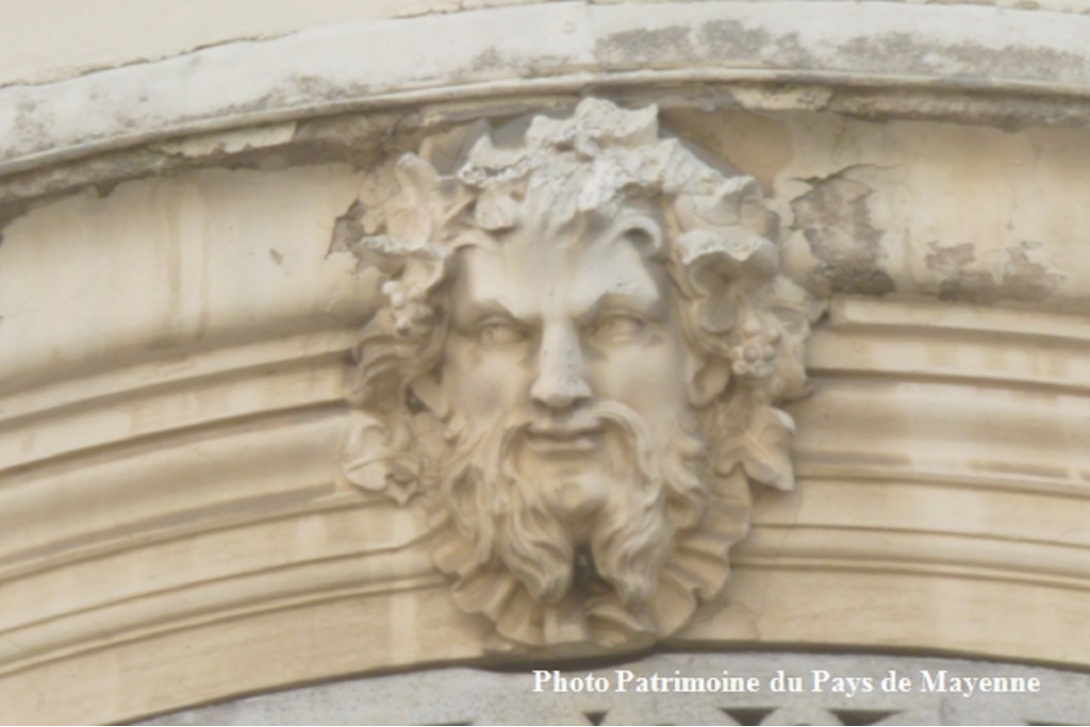 Ces têtes qui vous observent - Mayenne, 21 quai de la République