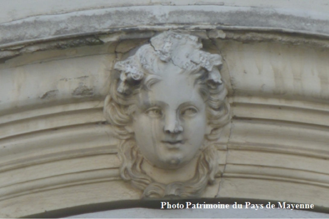 Ces têtes qui vous observent - Mayenne, 21 quai de la République