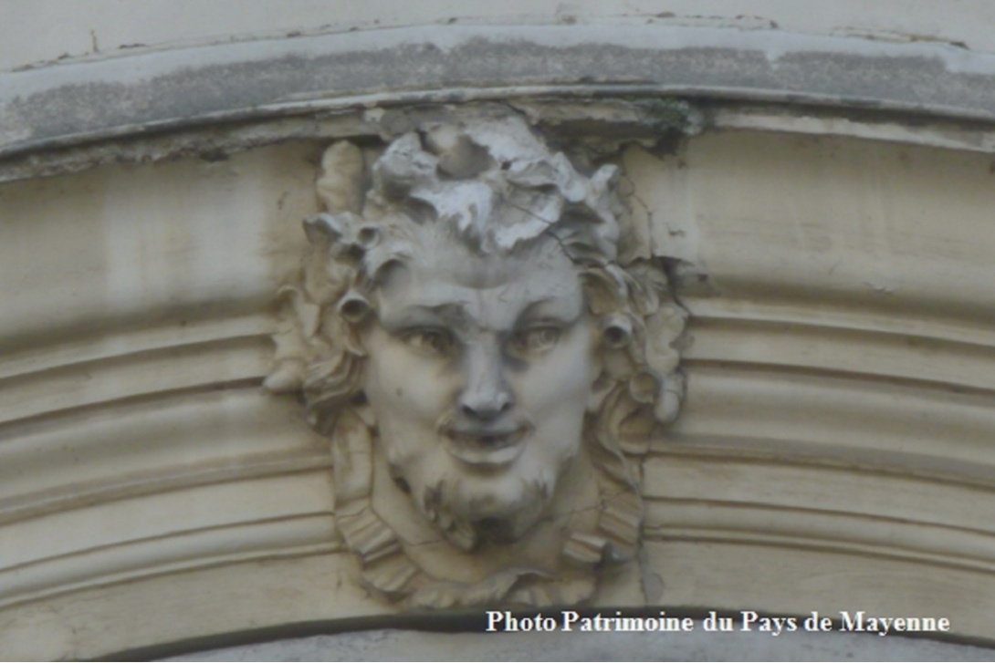 Ces têtes qui vous observent - Mayenne, 21 quai de la République
