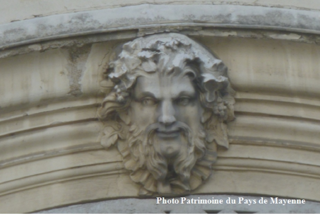 Ces têtes qui vous observent - Mayenne, 21 quai de la République