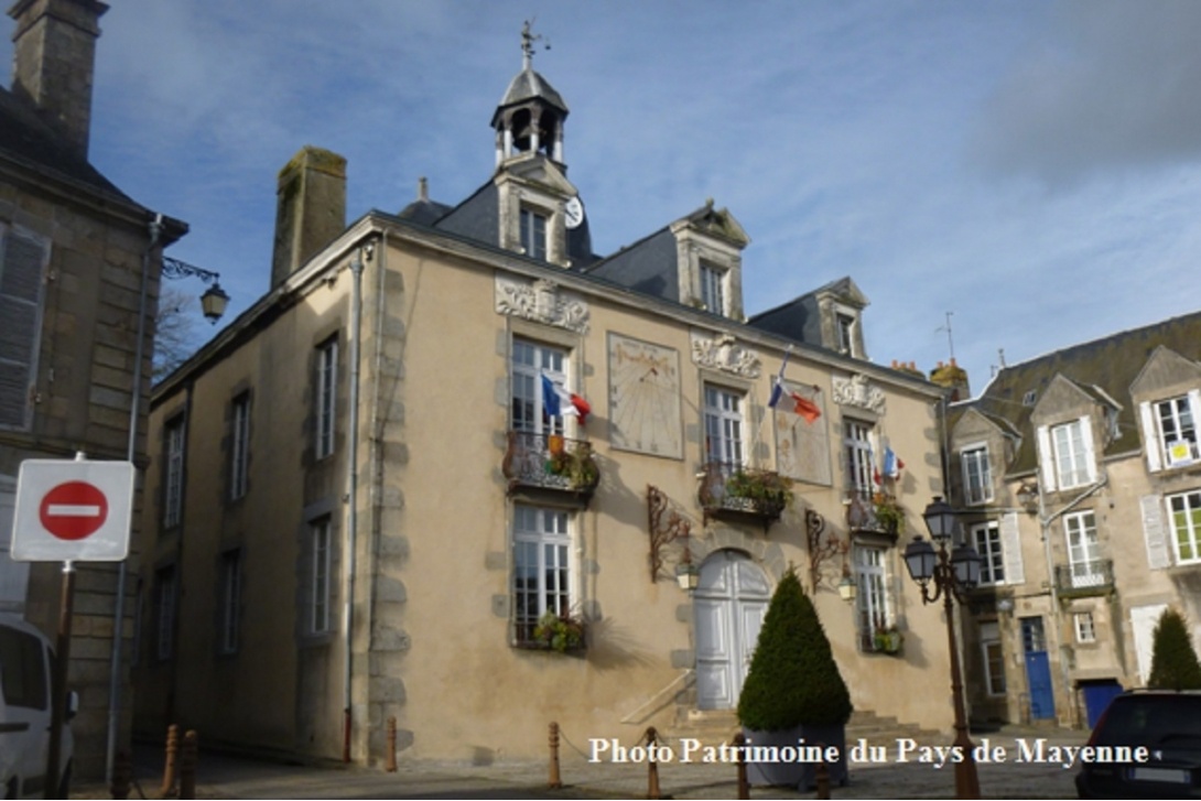 Ces têtes qui vous observent - Mayenne, Barre Ducale, place de Hercé