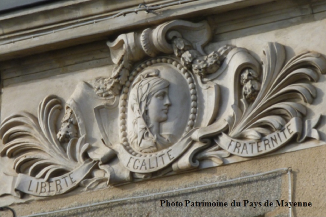 Ces têtes qui vous observent - Mayenne, Barre Ducale, place de Hercé