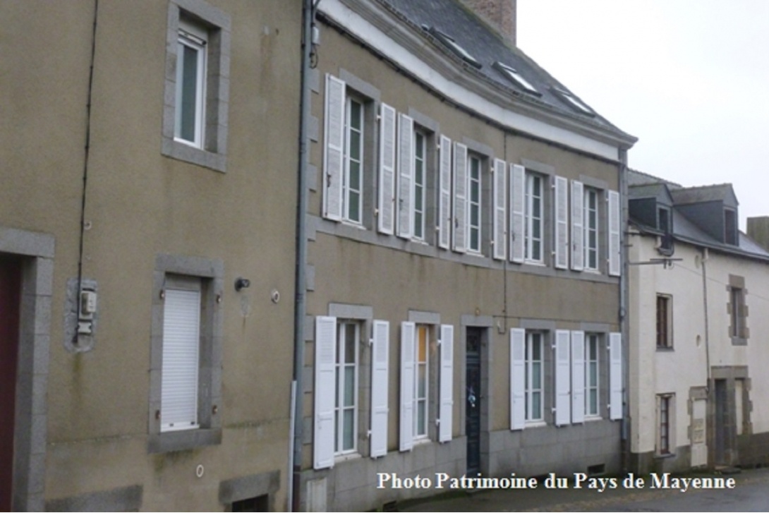 Ces têtes qui vous observent - Mayenne, rue du Pavé Morin