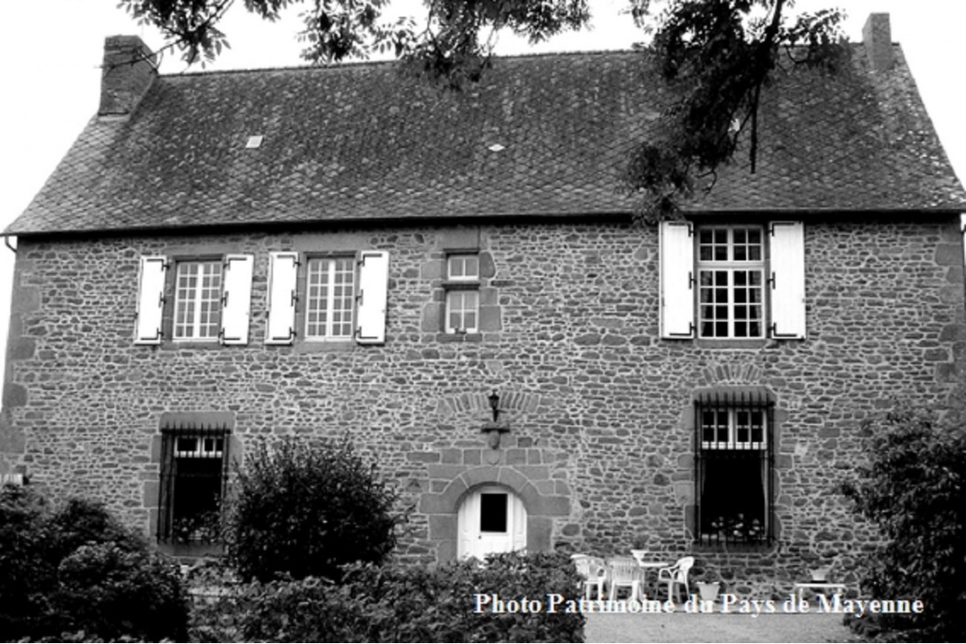 Ces têtes qui vous observent - Marcillé-la-Ville, Manoir de Vaujuas