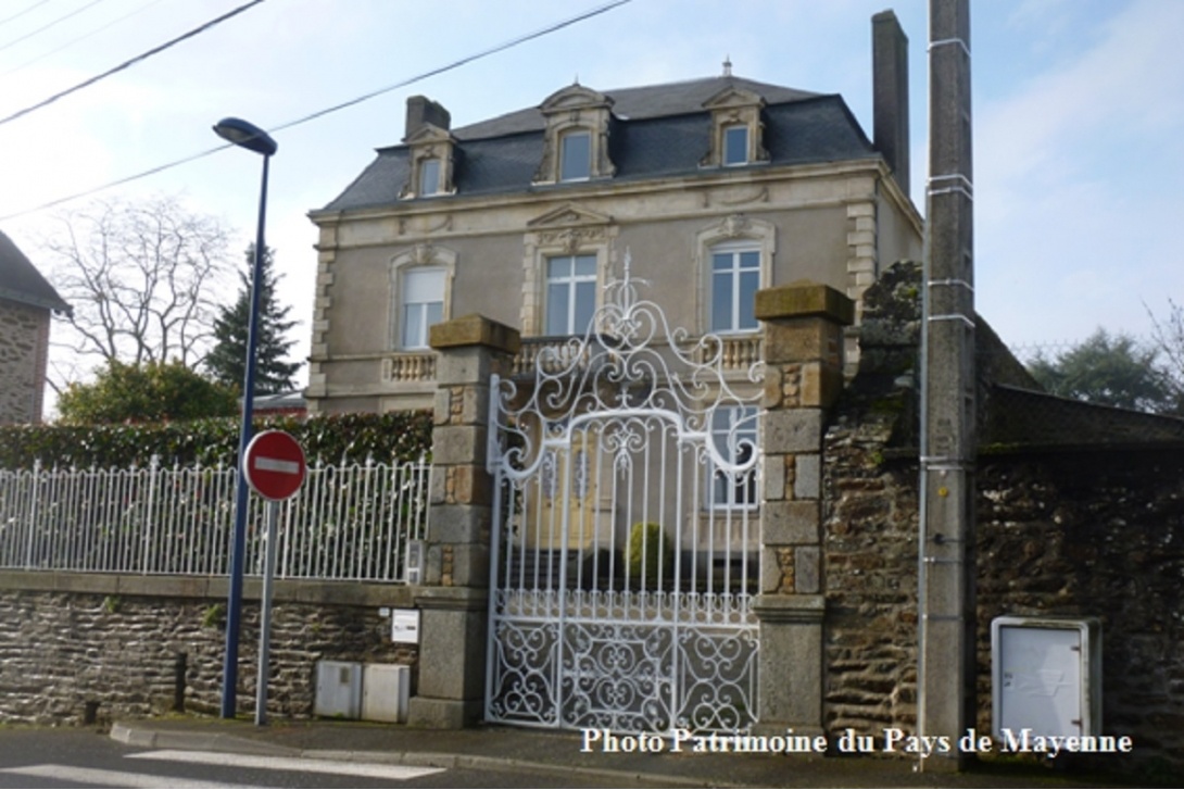 Ces têtes qui vous observent - Mayenne, 2 rue des Capucins