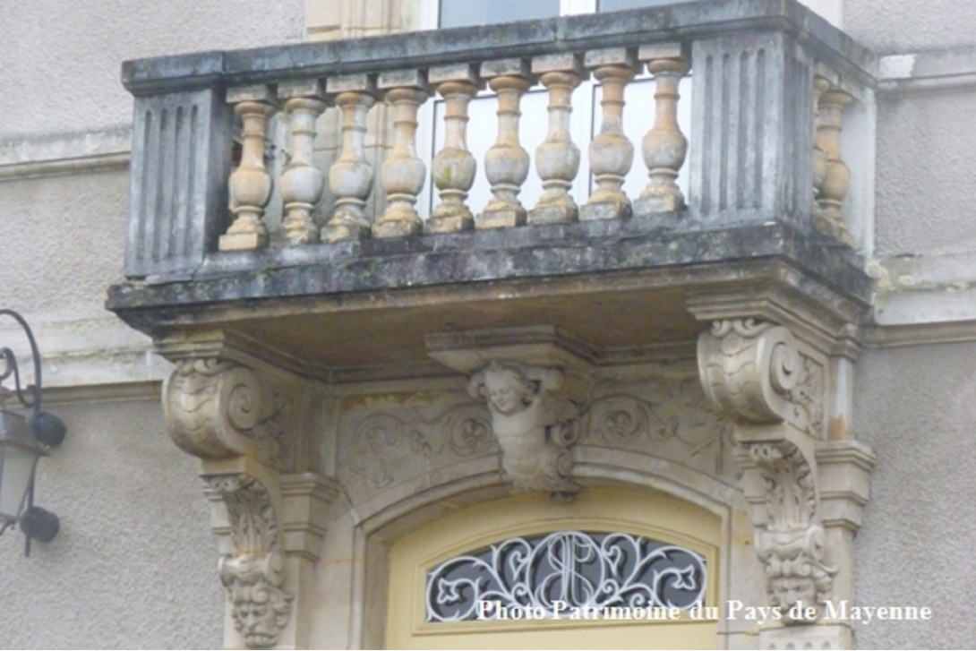 Ces têtes qui vous observent - Mayenne, 2 rue des Capucins