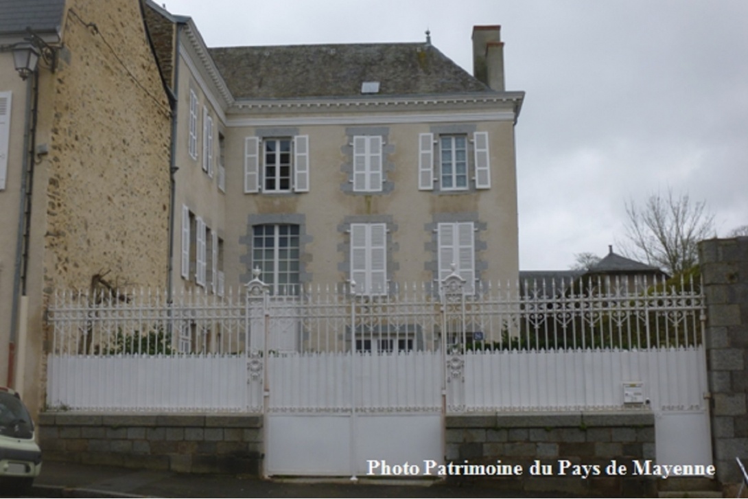 Ces têtes qui vous observent - Mayenne, 26 place de Cheverus