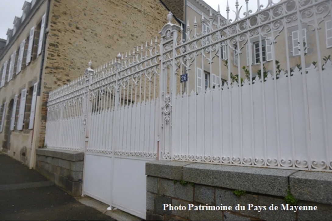 Ces têtes qui vous observent - Mayenne, 26 place de Cheverus