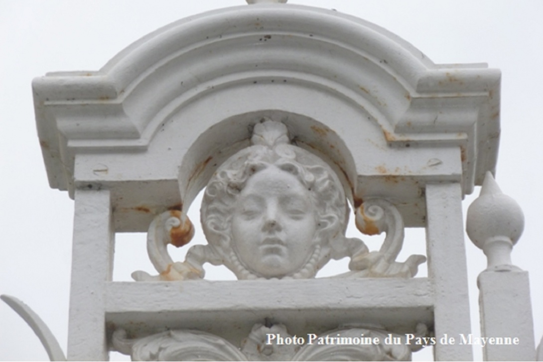 Ces têtes qui vous observent - Mayenne, 26 place de Cheverus