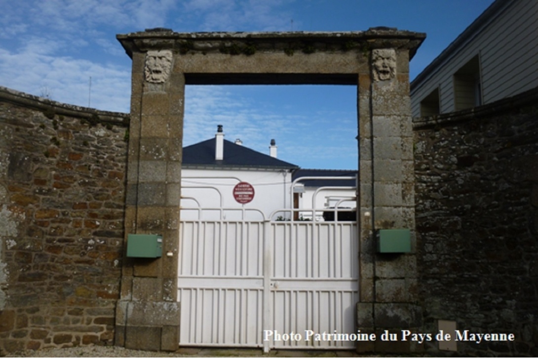 Ces têtes qui vous observent - Mayenne, la Bourgeoisie, rue Saint Vincent