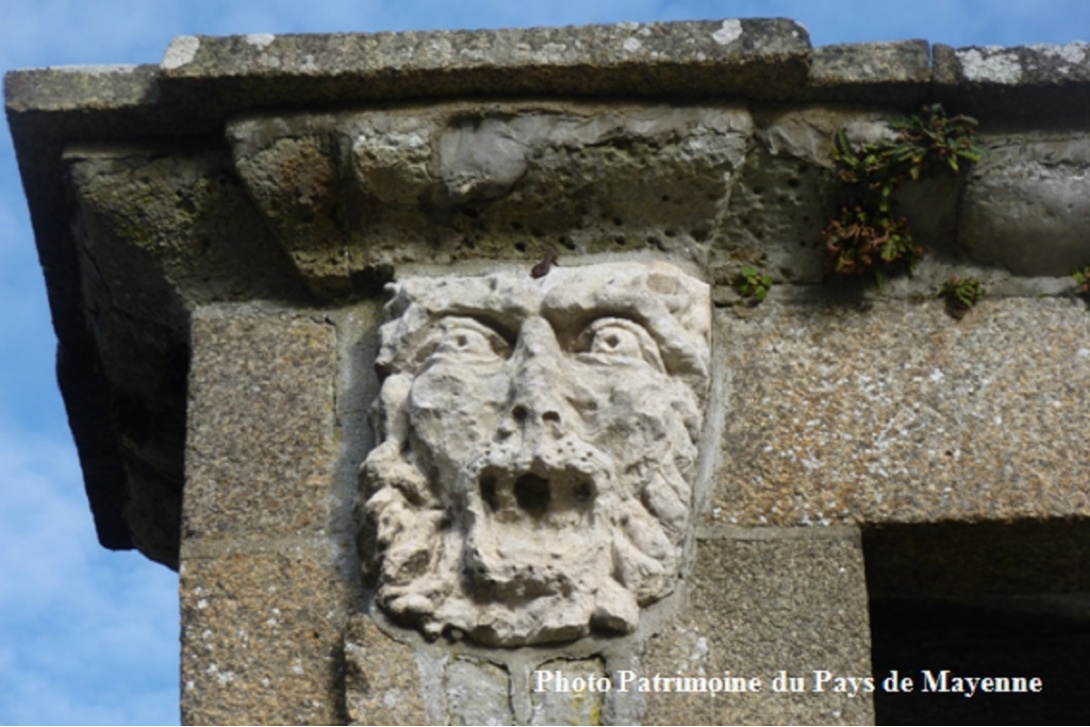 Ces têtes qui vous observent - Mayenne, la Bourgeoisie, rue Saint Vincent