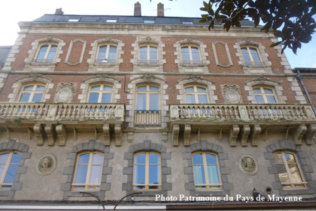 Ces têtes qui vous observent - Mayenne, rue du Sergent Louvrier