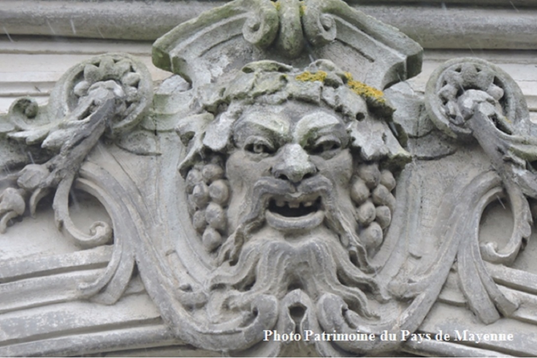 Ces têtes qui vous observent - Mayenne, rue du Sergent Louvrier