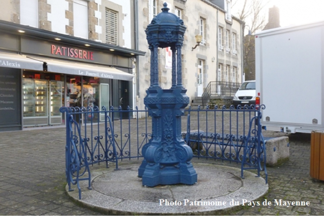 Ces têtes qui vous observent - Mayenne, Fontaine Wallace, place Juhel