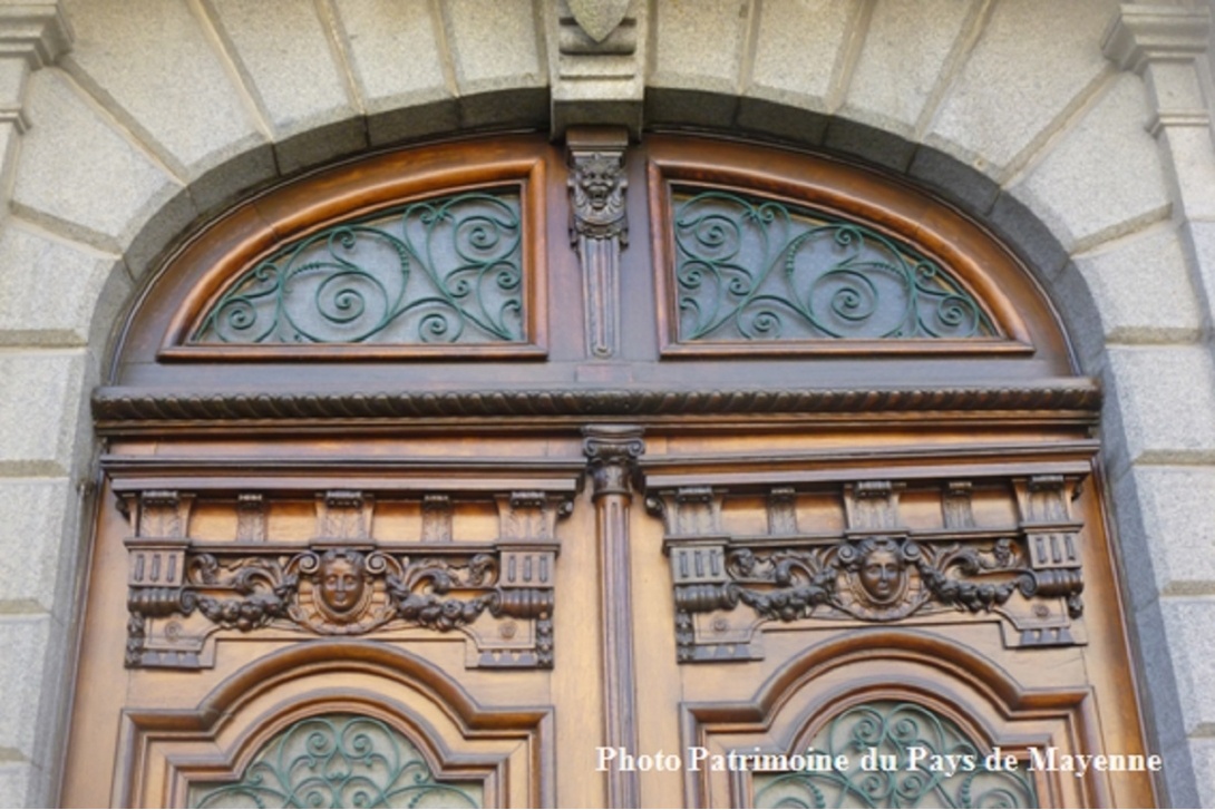 Ces têtes qui vous observent - Mayenne, 93 rue de Gaulle