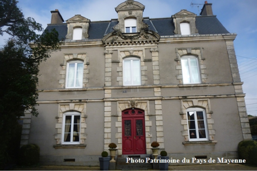 Ces têtes qui vous observent - Mayenne, rue Ambroise de Loré