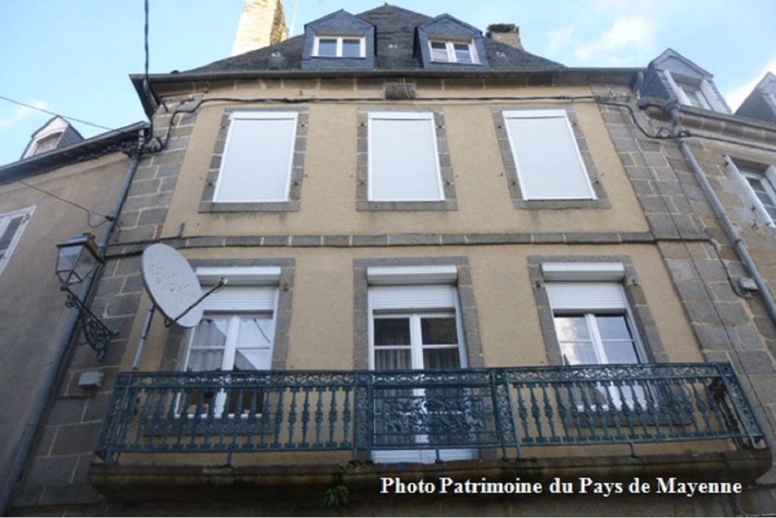 Ces têtes qui vous observent - Mayenne, rue Jeanne d'Arc