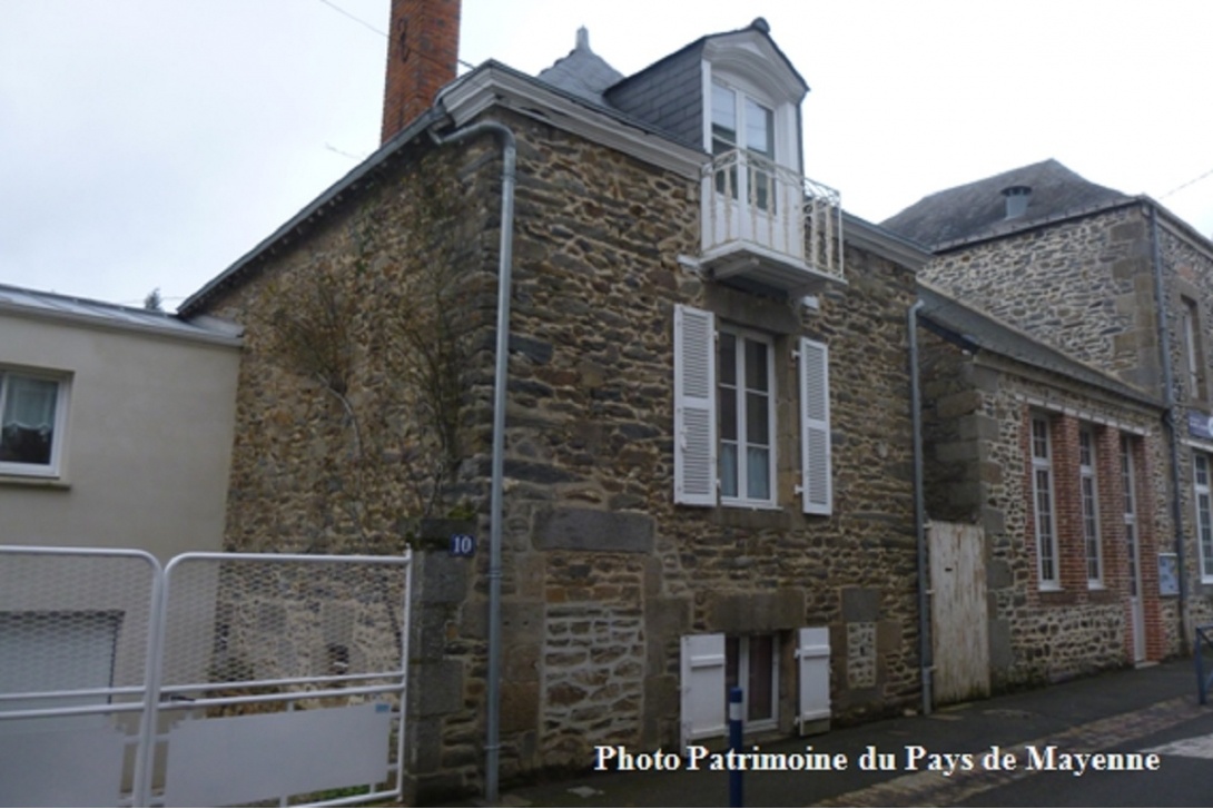 Ces têtes qui vous observent - Mayenne, 8 rue des Capucins