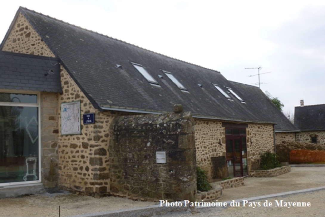 Ces têtes qui vous observent - Saint-Fraimbault-de-Prières, le bourg