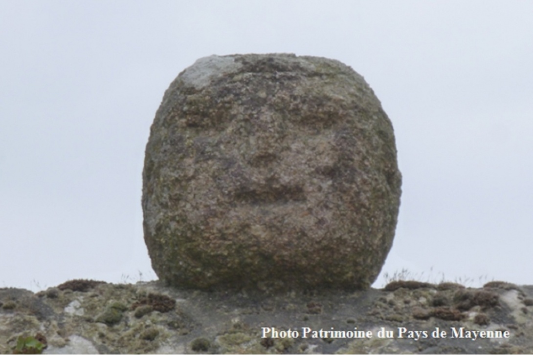 Ces têtes qui vous observent - Saint-Fraimbault-de-Prières, le bourg