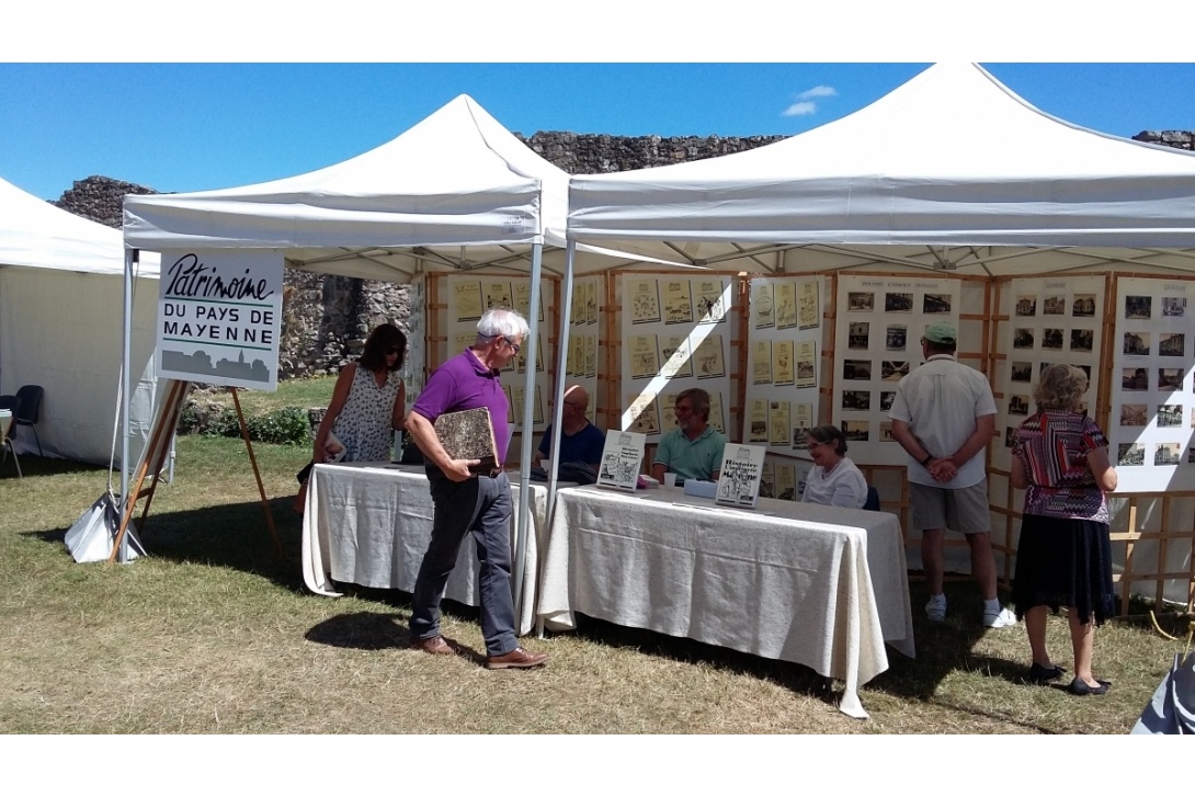 Marché du Livre à Sainte-Suzanne - Stand du Patrimoine du Pays de Mayenne